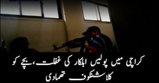 Karachi cop hands child submachine gun, causes panic