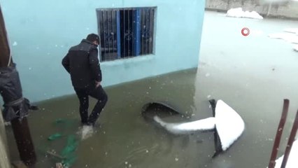 Yüksekova'da Ev Sular Altında Kaldı, Aile Akrabalarına Sığındı
