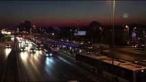 Yola giren gence, metrobüs çarptı - İSTANBUL