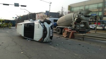 인천 왕길동서 승합차 중앙분리대 충돌...1명 부상 / YTN