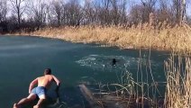 Il prend d'énormes risques pour sauver un chien tombé dans un lac gelé