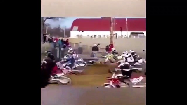Ce pilote perd sa moto en pleine course