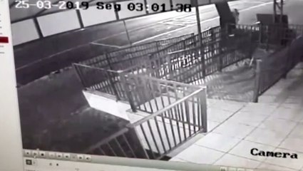 Câmera flagra mulher que defecou em estacionamento de empresa