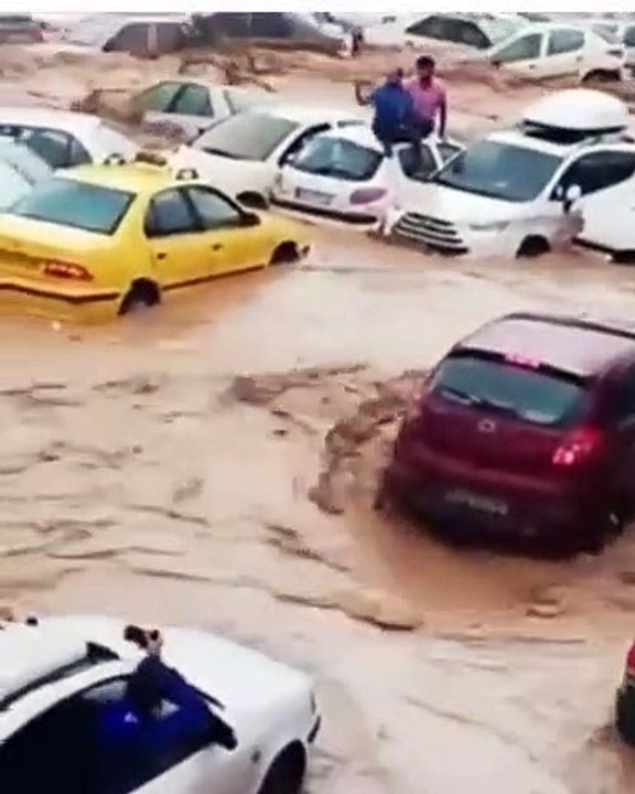 لافاو لە شاری شیرازی ئێران سەدان سەیارەی لەگەڵ خۆی برد و گیانی ١٨ کەسی گرت