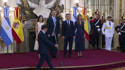 Reyes de España se reúnen con Macri en visita a Argentina