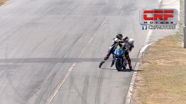 Pilotlar motosiklet yarışında yumruklu kavgaya tutuştu