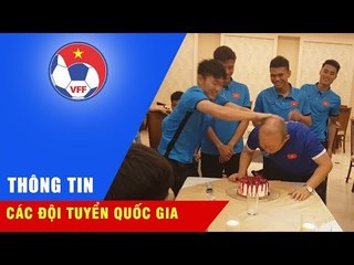 Lương Xuân Trường "chơi khăm" thầy Park bất thành trong ngày sinh nhật Xuân Mạnh