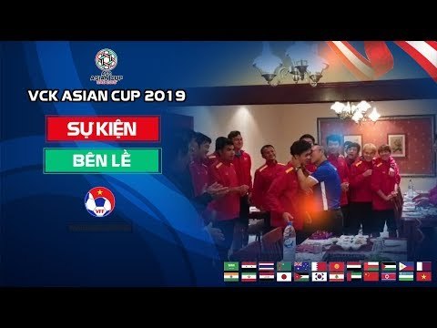 HLV Park dành nụ hôn ngọt ngào cho cậu học trò Công Phượng trong ngày sinh nhật | VFF Channel