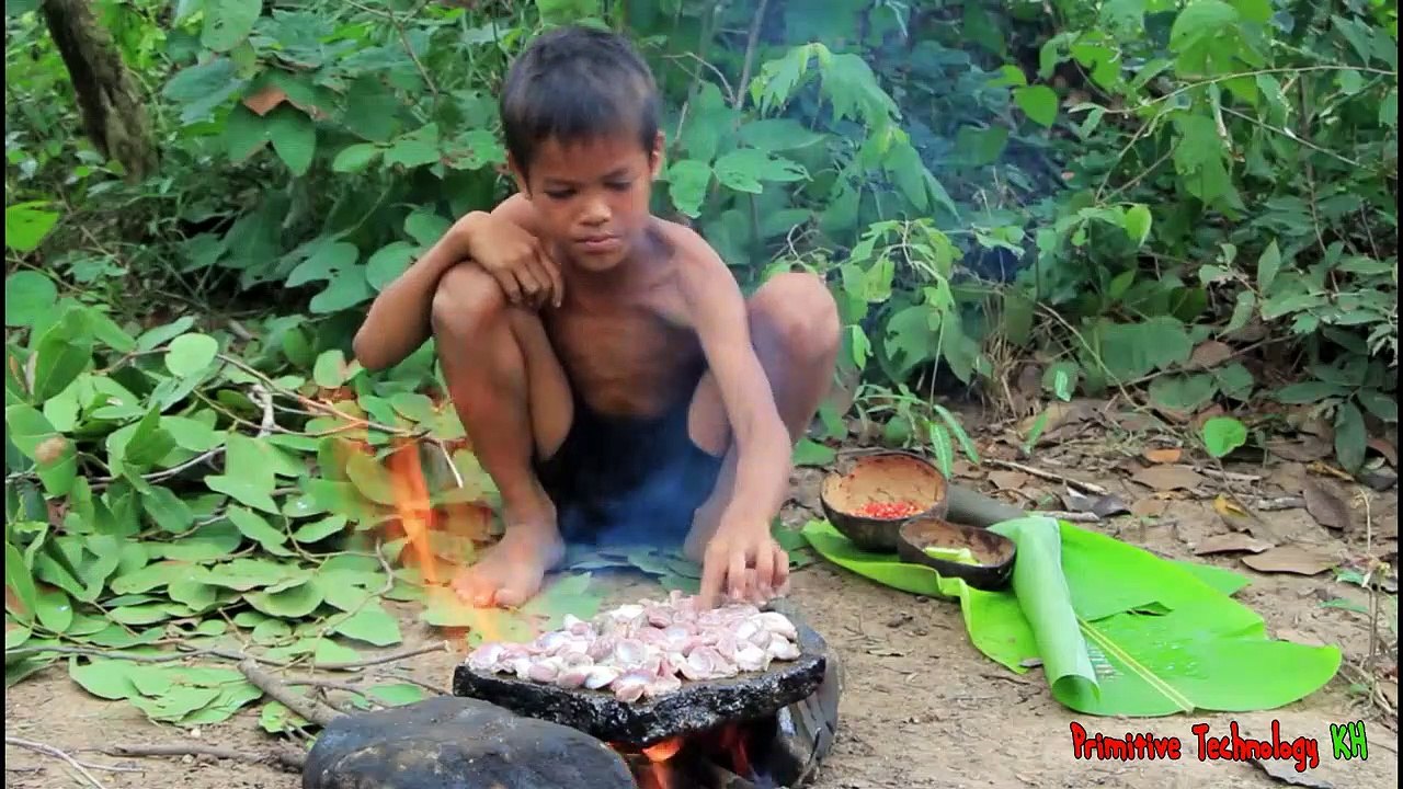 La Technologie Primitive - Manger de délicieux la Cuisson d'un foie de poulet sur un rocher