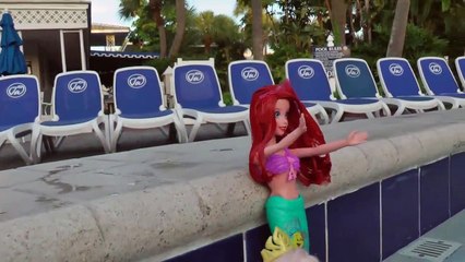 ARIEL montre ELSA & ANNA piscine astuces dans la PISCINE