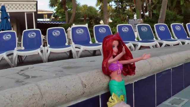 ARIEL montre ELSA & ANNA piscine astuces dans la PISCINE