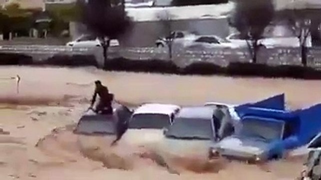 مصرع وإصابة العشرات جراء سيول جارفة جنوبي إيران (فيديو)