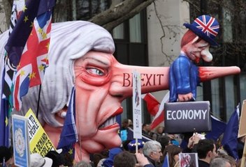 Brexit : Theresa May mise au divorce forcé