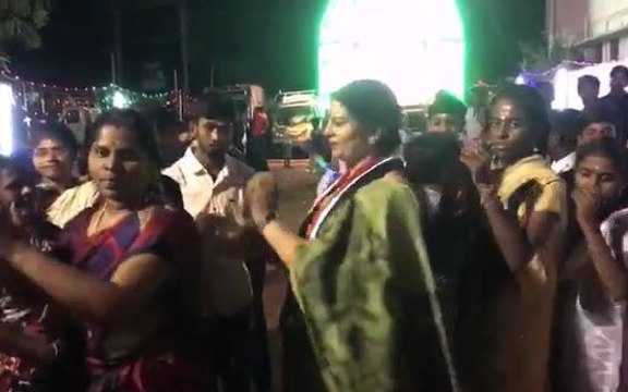 அமமுக வேட்பாளர் சாருபாலா தொண்டைமான் கும்மியடித்து வாக்கு சேகரிப்பு-வீடியோ