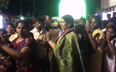 அமமுக வேட்பாளர் சாருபாலா தொண்டைமான் கும்மியடித்து வாக்கு சேகரிப்பு-வீடியோ