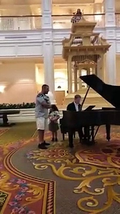 Ce papa chante magnifiquement la chanson "Ave Maria" pour sa petite fille