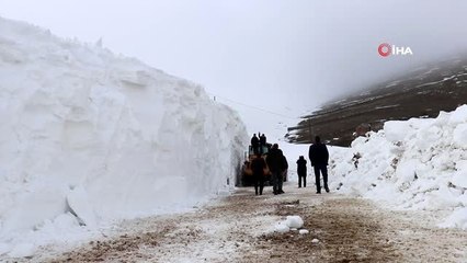 Kar Kalınlığının Metreleri Bulduğu Gümüşhane'de Seçim Öncesi Kapanan Köy Yolları Açıldı