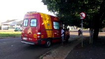 Jovem se fere em colisão entre carro e moto no Santo Onofre