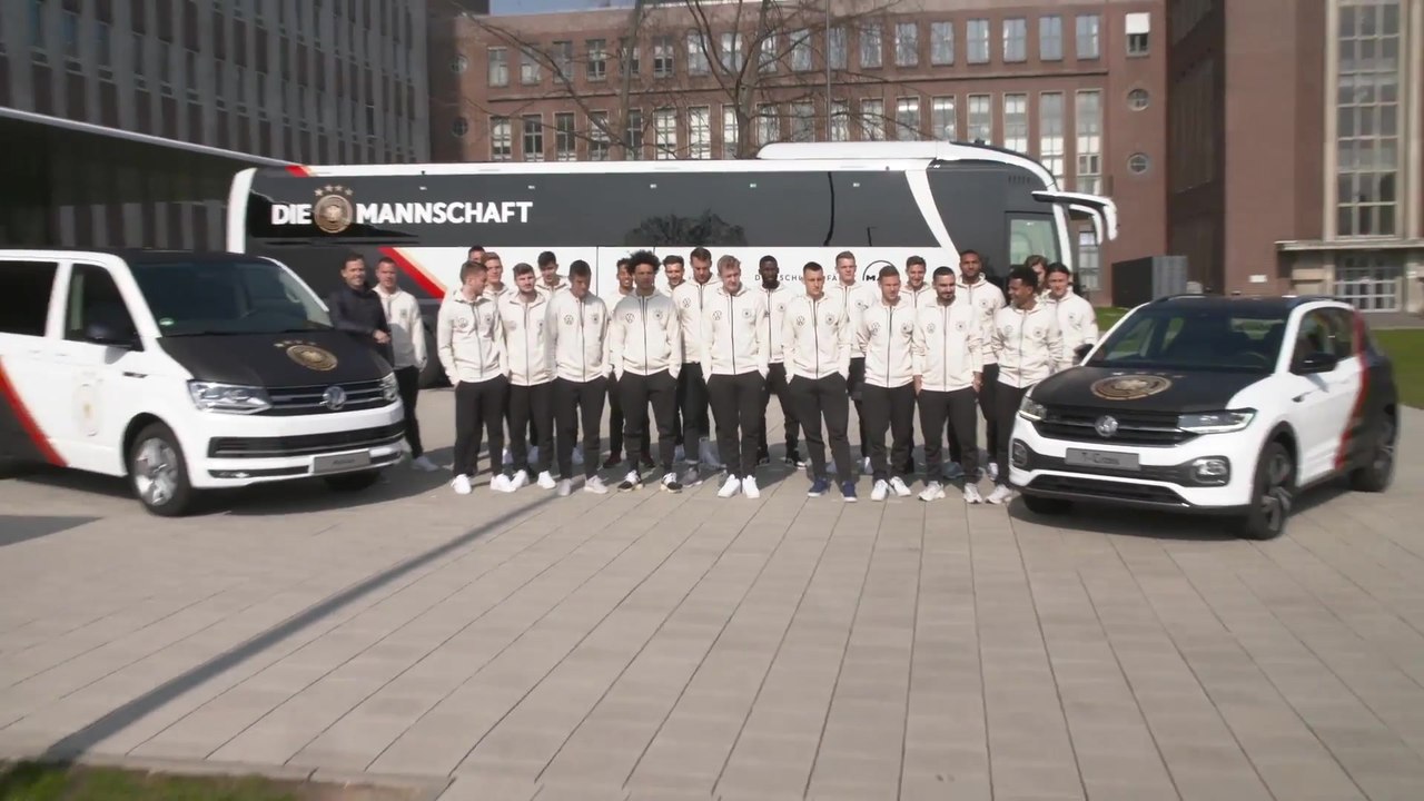 Fußball-Nationalmannschaft zu Besuch im Volkswagen Werk Wolfsburg