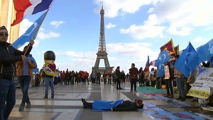 Video: Yüzlerce Uygur ve Tibetli, Çin lideri Şi Cinping'in Macron'u ziyaretini protesto etti