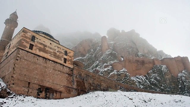 Tarihi İshak Paşa Sarayı baharda beyaza büründü - AĞRI