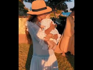 La "China" Suárez durmiendo a su hija Magnolia en Ibiza