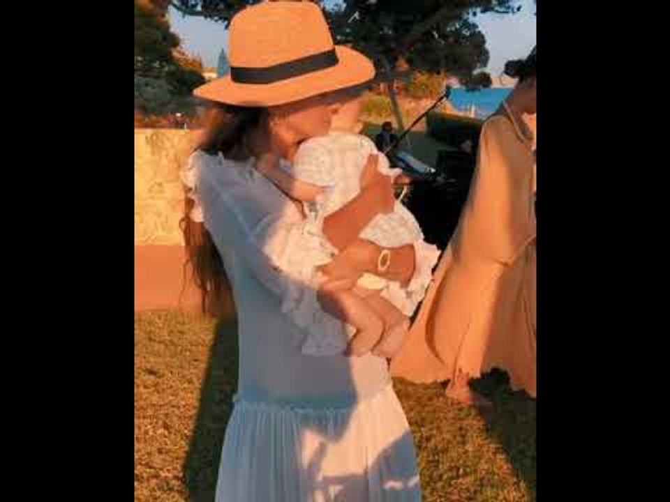 La "China" Suárez durmiendo a su hija Magnolia en Ibiza