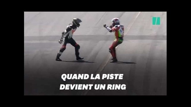 Ces deux pilotes se bagarrent en pleine course de moto