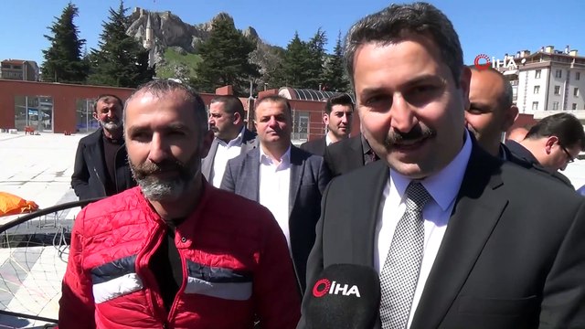 Rüzgar yön değiştirdi, sert iniş yapmak zorunda kaldı...Paramotorla uçuş yapan yamaç paraşütçü pilotunun zor anları kamerada