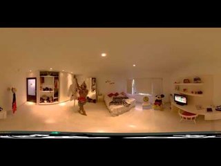 Viky Xipolitaxis y un misterioso objeto, en 360 VR