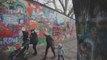 Artistas internacionales revitalizan los grafitis del Muro de Lennon en Praga