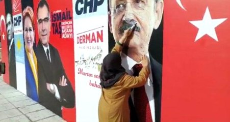 Millet İttifakı'nın Afişine Zarar Veren Yaşlı Kadın Gözaltına Alındı