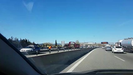Cues de fins a 8 quilòmetres a l'AP-7 a Girona en topar un camió i un turisme avariat