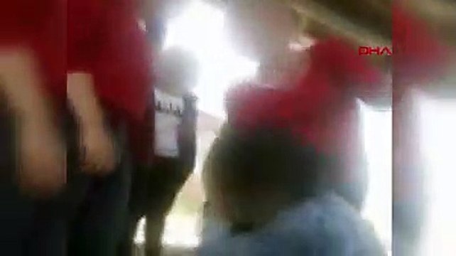 Genç kıza dehşeti yaşattılar! Üç kız arkadaş, kızı tekme tokat dövüp o anları kaydettiler...