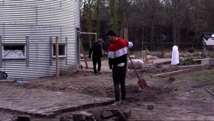 Katie schrikt zich een ongeluk