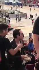 Il fait semblant d’être "Freddie Mercury" durant un concert