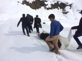 Kar Yolları Kapattı, Hasta Ambulansa 2 Kilometre Brandayla Taşındı