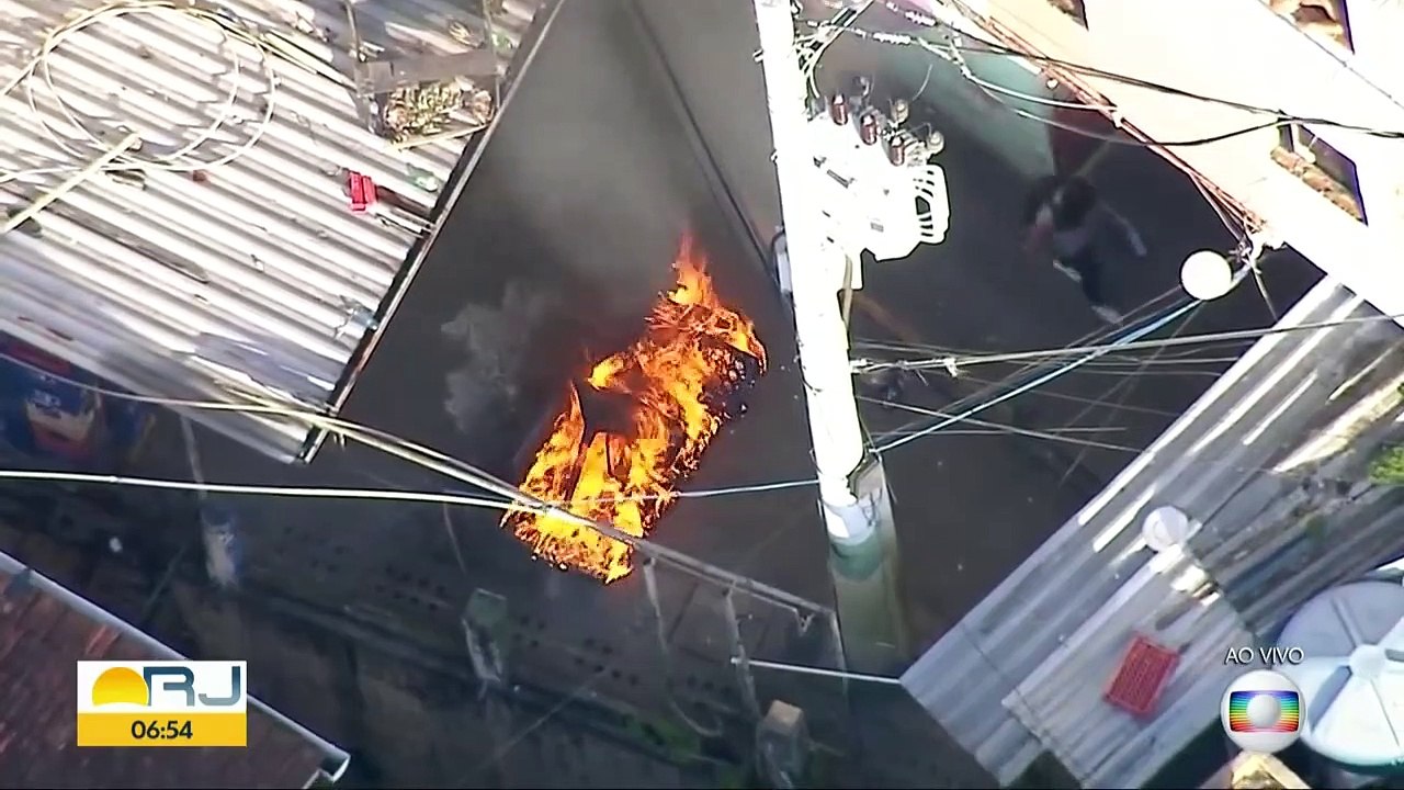 Veja PM Queimando Móveis em Favela na Zona Sul do Rio