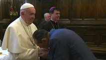 Il Papa non vuole che i fedeli gli bacino l'anello 