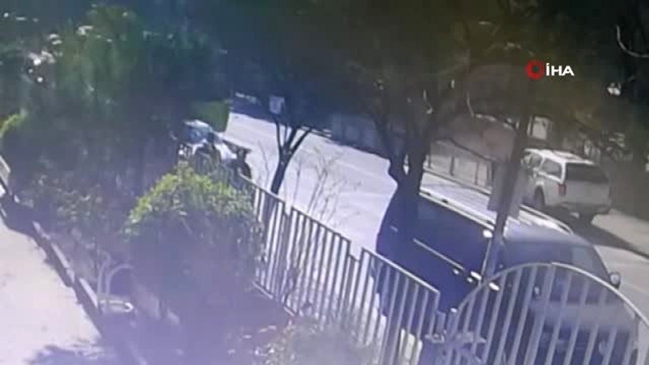 U' Dönüşü Yapmak İsteyen Otomobil ile Kamyonet Böyle Çarpıştı