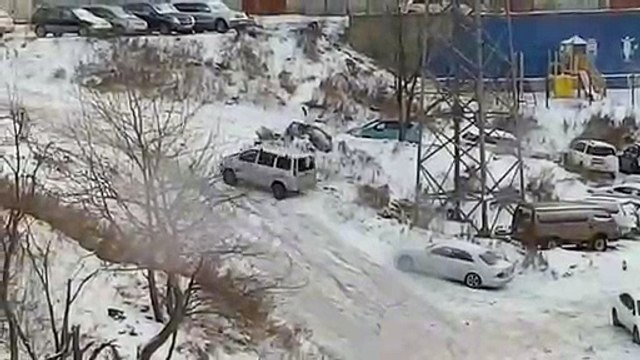 Ces voitures galèrent à rouler sur la neige