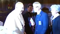 El papa Francisco “hace la cobra” a sus feligreses