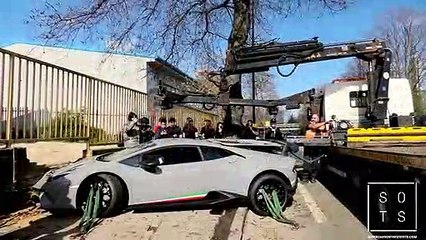 Un conducteur d'une Lamborghini Performante perd le contrôle et percute un arbre