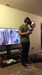 Il va détruire la Télé de son ami en jouant en réalité virtuelle !