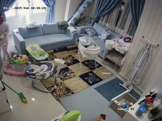 Ce bébé est sauvé de justesse au moment de l'effondrement du plafond