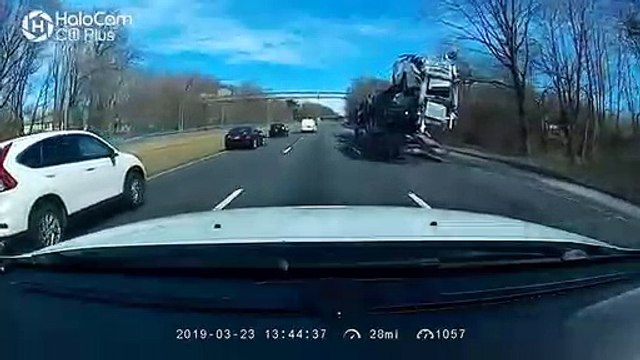 Un routier passe sous un pont et oublie que son chargement est bien trop haut...