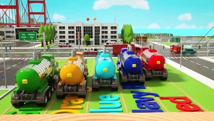 Camions monstres sont de couleur avec de la peinture qui vient de la tuyauterie, à savoir les véhicules