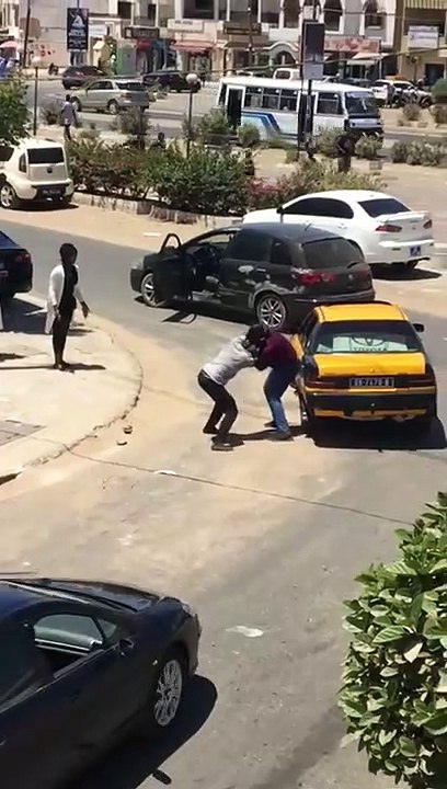 Échange de coups de poings entre un taximan et un chauffeur particulier