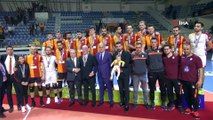 Galatasaray Erkek Voleybol Takımı'na madalyalarını Mustafa Cengiz verdi