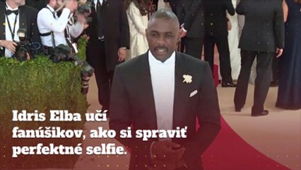 Idris Elba učí fanúšikov, ako dosiahnuť perfektné selfie